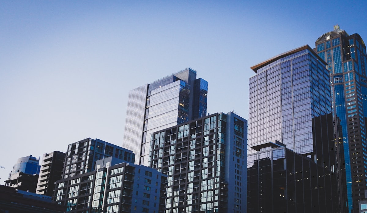 Intérieur d'appartement rénové illustrant un investissement immobilier optimisé fiscalement