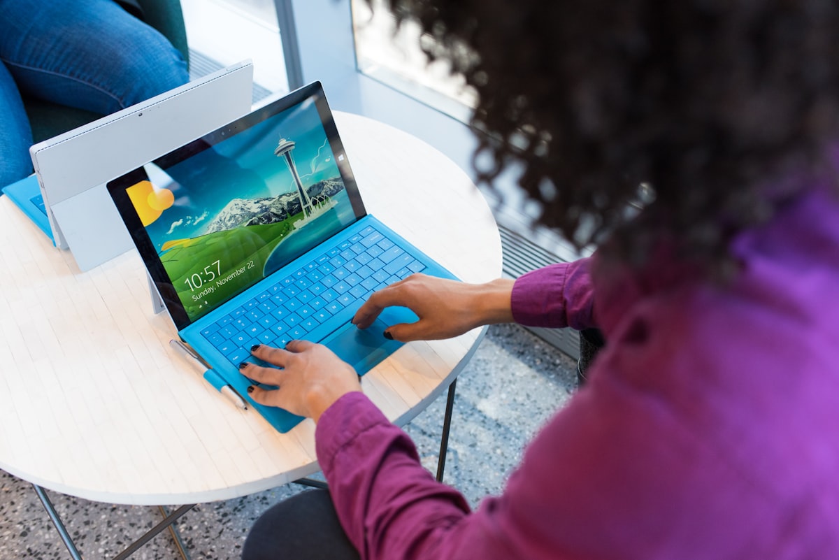 Entrepreneur travaillant dans un bureau moderne sur la création de son entreprise