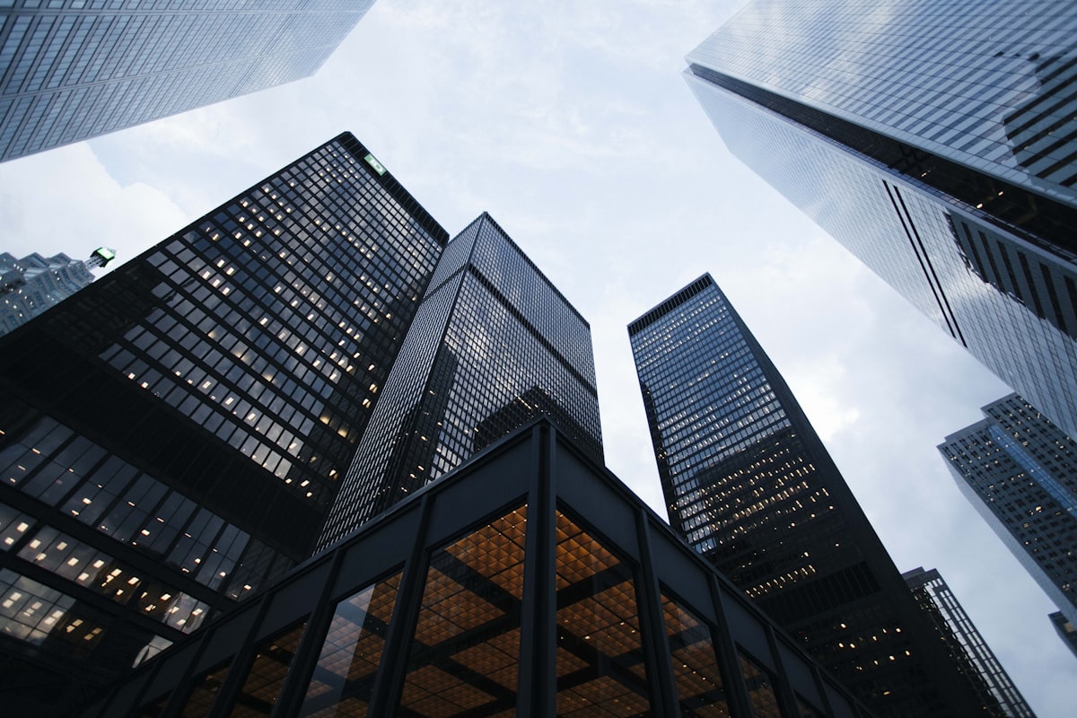 Immeuble d'architecture moderne représentant un actif immobilier patrimonial